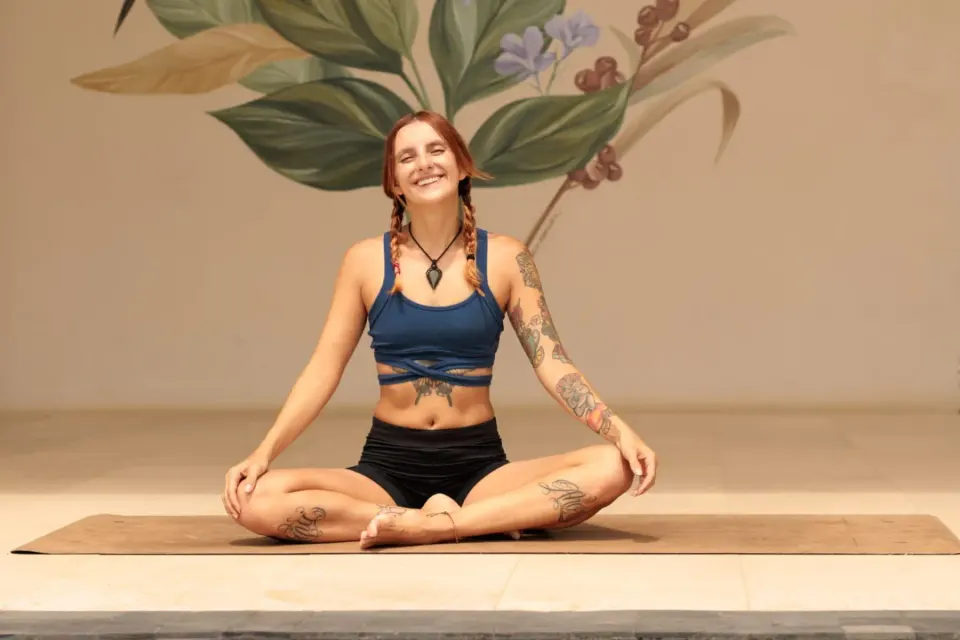 Instructora practicando yoga en el estudio