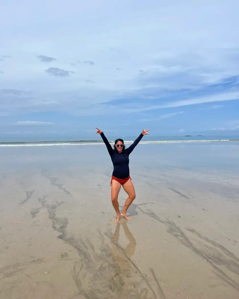 Julie Santos, cofundadora del estudio, en la playa