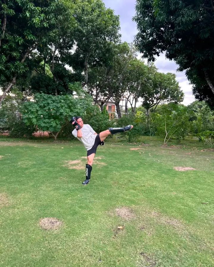 Esteban Fallas entrenando una patada de kickboxing al aire libre