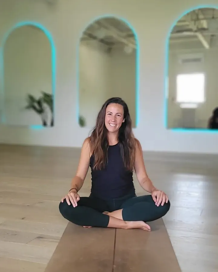 Sarah Reiner en una postura de yoga